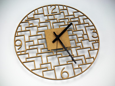 Abstrakte Uhr aus MDF, Zeiger aus Acryl mit Junghans Uhrwerk